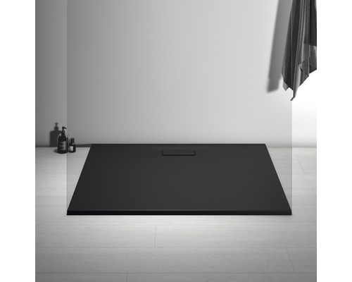 Schwarze Duschwanne im Badezimmer.