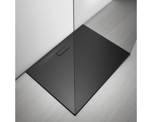 Schwarze Duschwanne im Badezimmer