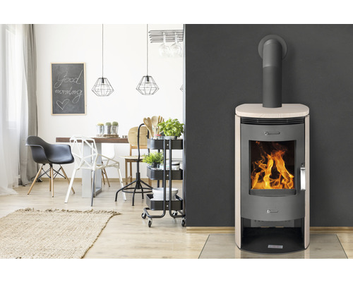 Wohnraum mit Kaminofen, Esstisch und Küchenwagen