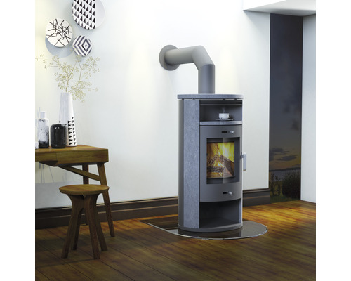 Wohnraum mit Kaminofen, Rauchrohr, Holzboden und Dekoration