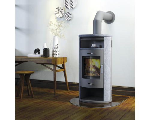 Kaminofen in einem Wohnzimmer mit Holzboden und Schreibtisch