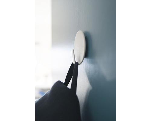 Wandhaken mit aufgehängter Tasche