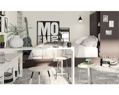 Helles Schlafzimmer mit Bett, Schreibtisch, Stühlen und dekorativen Elementen wie Gitarre und Bildern