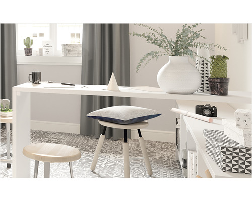 Heller Arbeitsbereich mit Schreibtisch, Stuhl und dekorativen Elementen