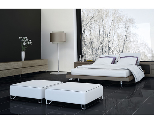 Modernes Schlafzimmer mit Doppelbett, Nachttisch, Stehlampe, Kommode und Hockern