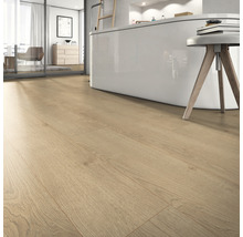Heller Holzboden in einem Badezimmer mit Badewanne und Hocker.