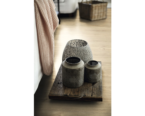 Dekorative Windlichter aus Metall auf Holztablett