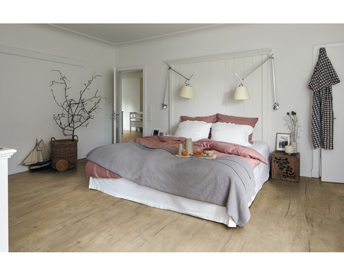 Helles Schlafzimmer mit Doppelbett, Nachttisch und Holzboden