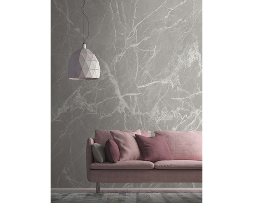 Wohnzimmer mit Sofa, Lampe und Tapete mit Marmormuster
