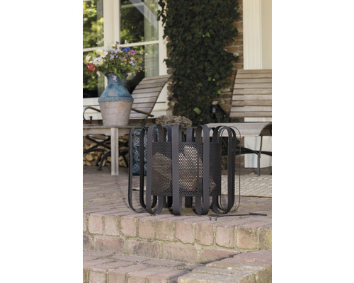 Metallholzkorb mit Holz auf einer Terrasse