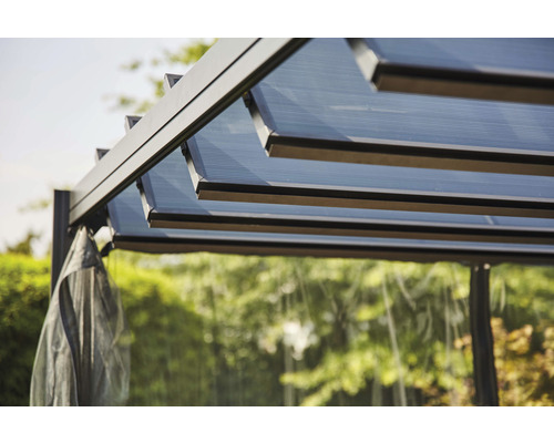 Detailansicht einer Terrassenüberdachung mit Lamellen und Vorhang