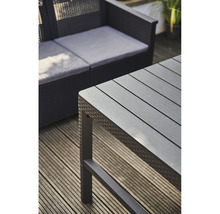 Nahaufnahme eines Gartentisches mit Rattanmuster