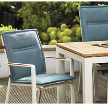 Gartenstuhl mit Auflage und Gartentisch auf einer Terrasse