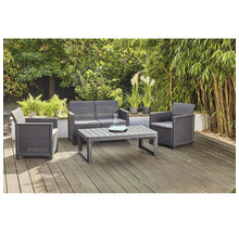 Gartenmöbel-Set mit Sofa, Sessel und Tisch auf einer Terrasse
