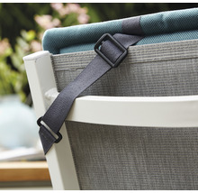 Detailansicht eines Gartenstuhls mit Befestigungsband