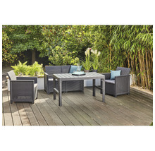 Gartenmöbelset mit Tisch, Bank und Sesseln aus Polyrattan auf einer Terrasse