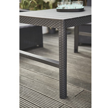 Detailansicht eines Gartentisches mit Rattanoptik