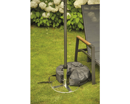 Sonnenschirmständer mit Basis und Sandsack zur Beschwerung auf Rasenfläche