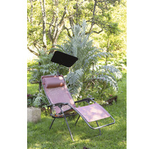 Garten Szene mit Liegestuhl inklusive Sonnenschutz und Getränkehalter auf einer Rasenfläche