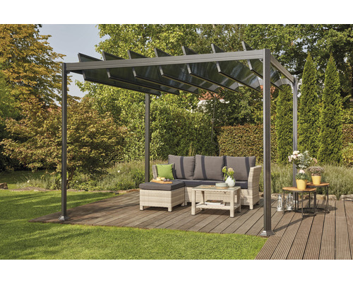 Aluminium Pergola mit Sitzgruppe auf einer Holzterrasse in einem Garten.