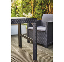 Detailaufnahme eines Gartentisches und eines Stuhls aus Polyrattan auf einer Holzterrasse