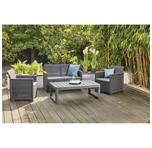Gartenlounge Set mit Sofa, Sessel und Tisch auf einer Terrasse