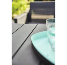 Nahaufnahme eines Gartentisches mit Geschirr
