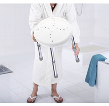 Frau im Bademantel hält Duschhocker mit höhenverstellbaren Beinen