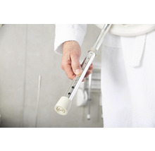 Detailaufnahme eines verstellbaren Badewannenlifts für mehr Sicherheit im Badezimmer