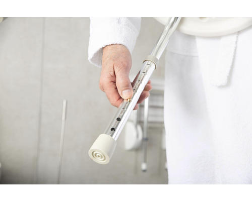 Detailaufnahme eines verstellbaren Badewannenlifts für mehr Sicherheit im Badezimmer