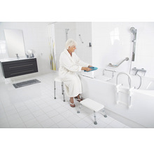 Badezimmer mit Badewannenlifter, Badewannenbrett, Badewannenstuhl und Badewannentreppe zur Unterstützung der Körperpflege