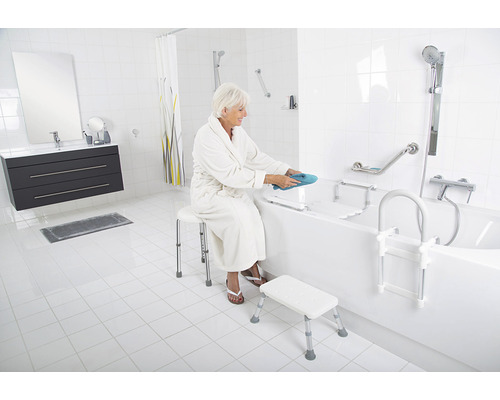 Badezimmer mit Badewannenlifter, Badewannenbrett, Badewannenstuhl und Badewannentreppe zur Unterstützung der Körperpflege