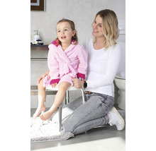 Mutter mit Kind auf Duschhocker im Badezimmer