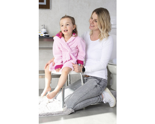 Mutter mit Kind auf Duschhocker im Badezimmer
