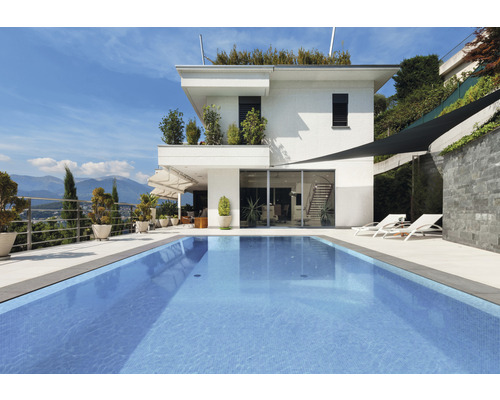 Ansicht eines modernen Hauses mit Swimmingpool und Terrasse