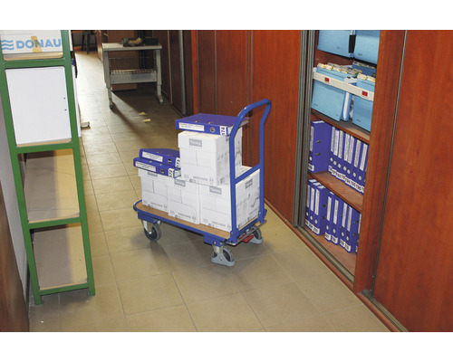 Handwagen mit Papier und Ordnern in einem Büro