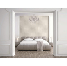Schlafzimmer mit Doppelbett, gemusterter Tapete und Kronleuchter