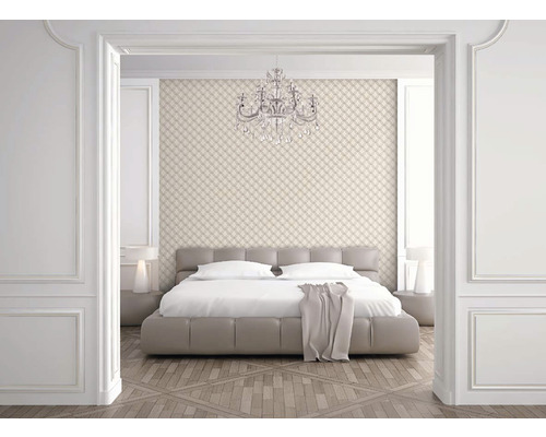 Schlafzimmer mit Doppelbett, gemusterter Tapete und Kronleuchter
