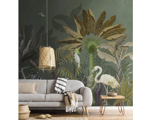 Wohnzimmer mit Dschungeltapete, Sofa und Dekorationen für ein gemütliches Ambiente