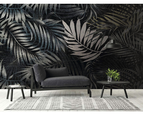 Wohnzimmer mit grafischer Palmenblatt-Tapete, Sessel und Tisch