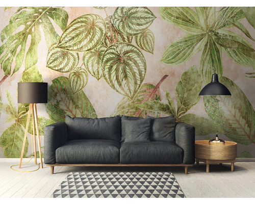 Wohnzimmer mit Sofa, Stehlampe, Beistelltisch, Hängelampe und Fototapete mit Pflanzenmotiven