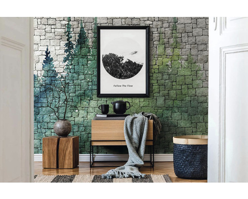 Dekoratives Wohnzimmer mit gemusterter Steinwandtapete und passender Einrichtung