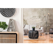 Wohnzimmer mit Sofa, Stehlampe und dekorativen Elementen für ein stilvolles Ambiente
