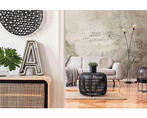 Wohnzimmer mit Sofa, Stehlampe und dekorativen Elementen für ein stilvolles Ambiente