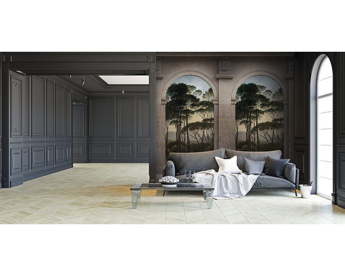 Helle und geräumige Inneneinrichtung mit Wandpaneelen, Sofa und Wandbild