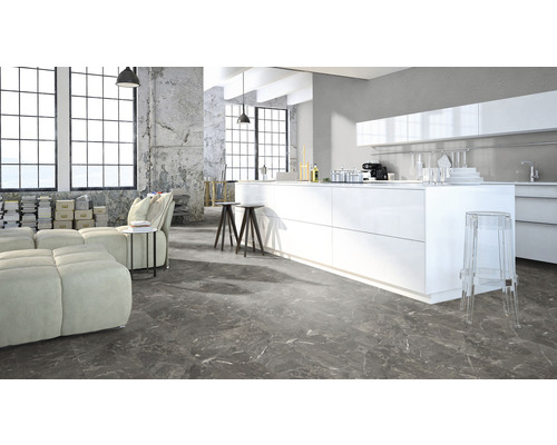 Heller Wohnraum mit Küche, Sitzgruppe und großen Fenstern in einem Loft