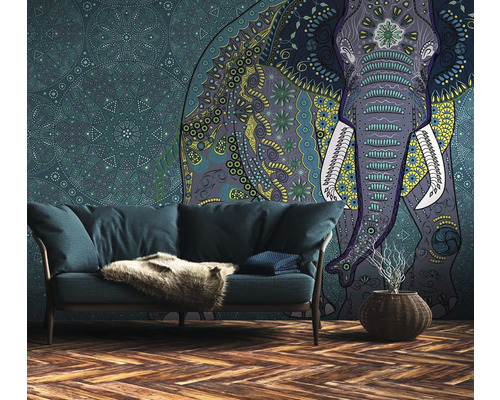 Wohnzimmer mit gemusterter Elefantentapete, Sofa und Holzboden