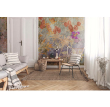 Wohnzimmer mit Sofa, Stuhl und Wandtapete mit Pflanzenmotiven für eine helle Atmosphäre.