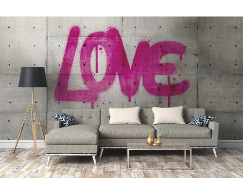 Wohnzimmer mit Sofa, Stehlampe und Wandbild mit dem Wort Liebe.