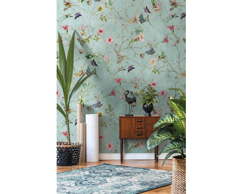 Dekoratives Zimmer mit Blumentapete, Teppich und Holzkommode